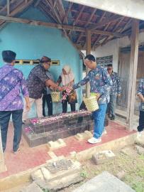 TABUR BUNGA MAKAM MANTAN LURAH